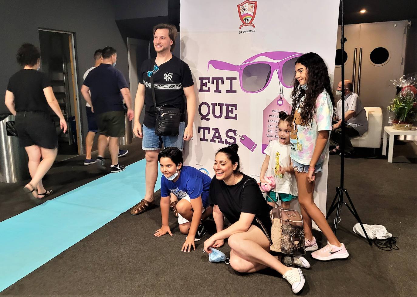 El alumnado tuvo su alfombra azul. 