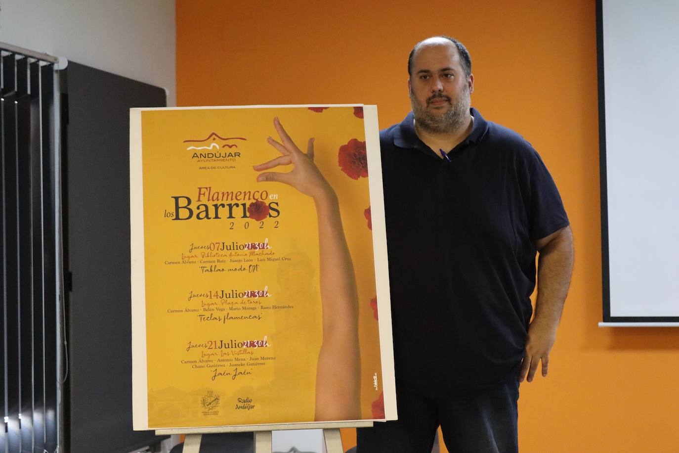 Juan Francisco Cazalilla posa con el cartel de la programación. 