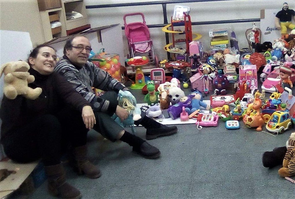 Responsables de la asociación en una campaña de entrega de juguetes.