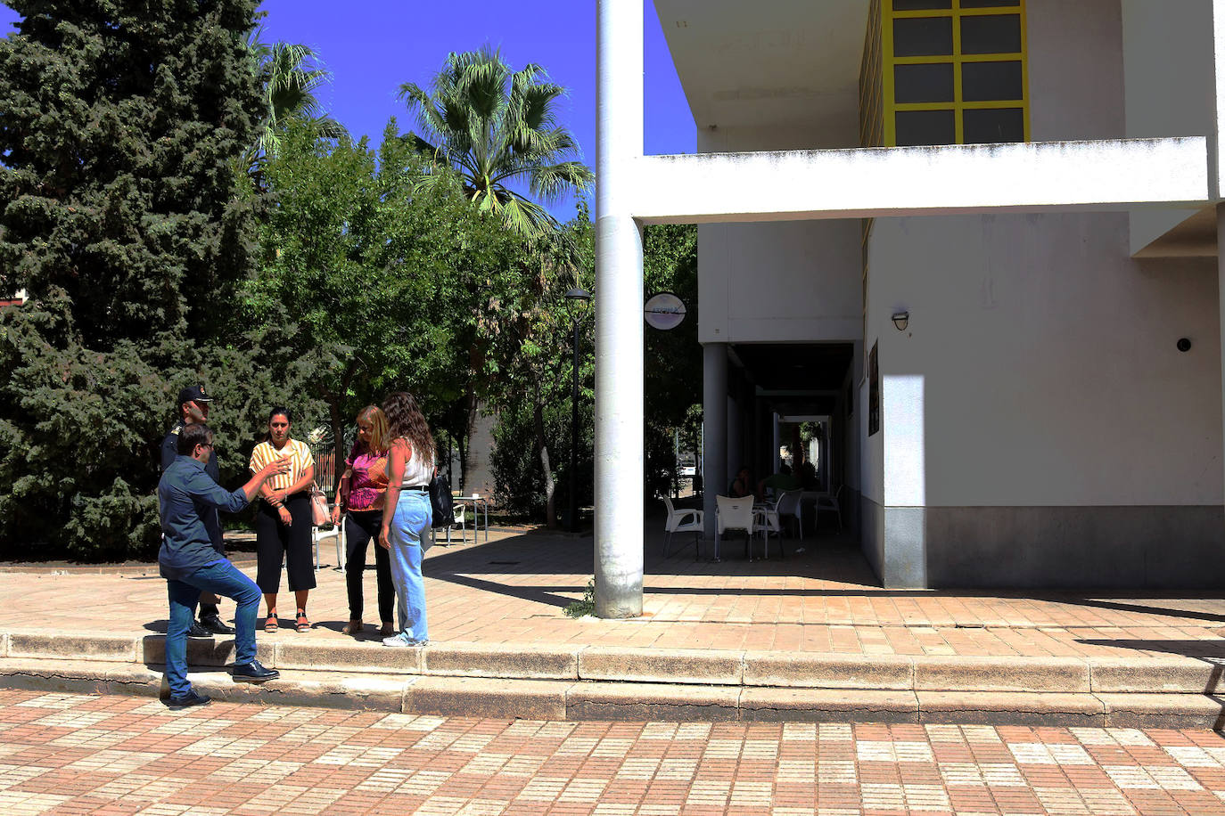El alcalde. durante su visita al recinto. 