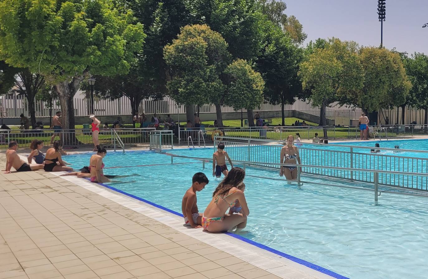 Bañistas en la Piscina Municipal este verano. 