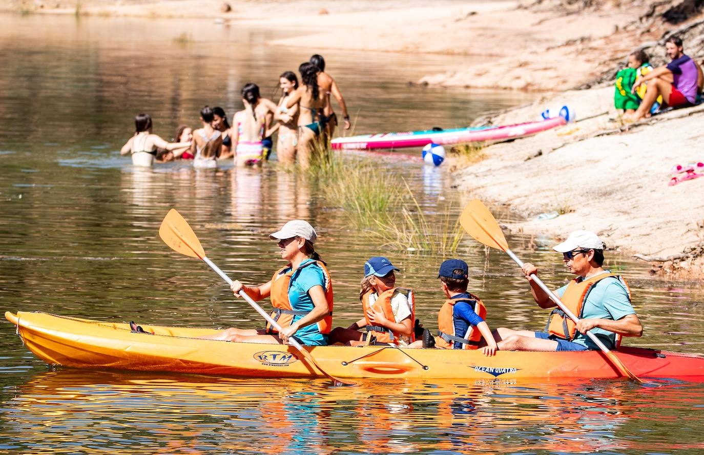 Actividades de piragüismo y baño en el pantano del Encinarejo, durante el campamento. sayr ingeniería 