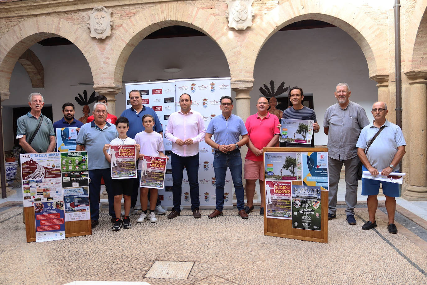 El concejal de Deportes, José Antonio Oria, con los representantes de los distintos clubes deportivos 