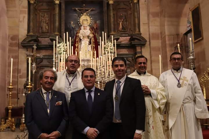 El hermano mayor de La Macarena, el alcalde, Pedro Luis Rodríguez y representantes eclesiales. 