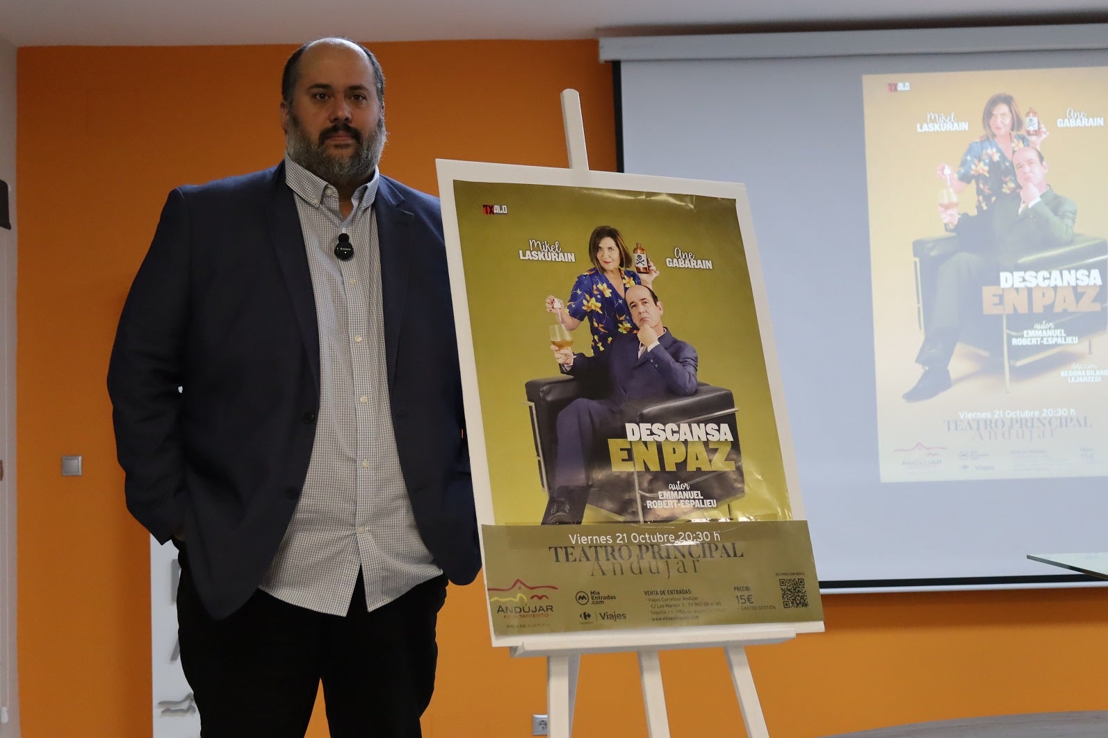 Juan Francisco Cazalilla, con el cartel de la obra. 