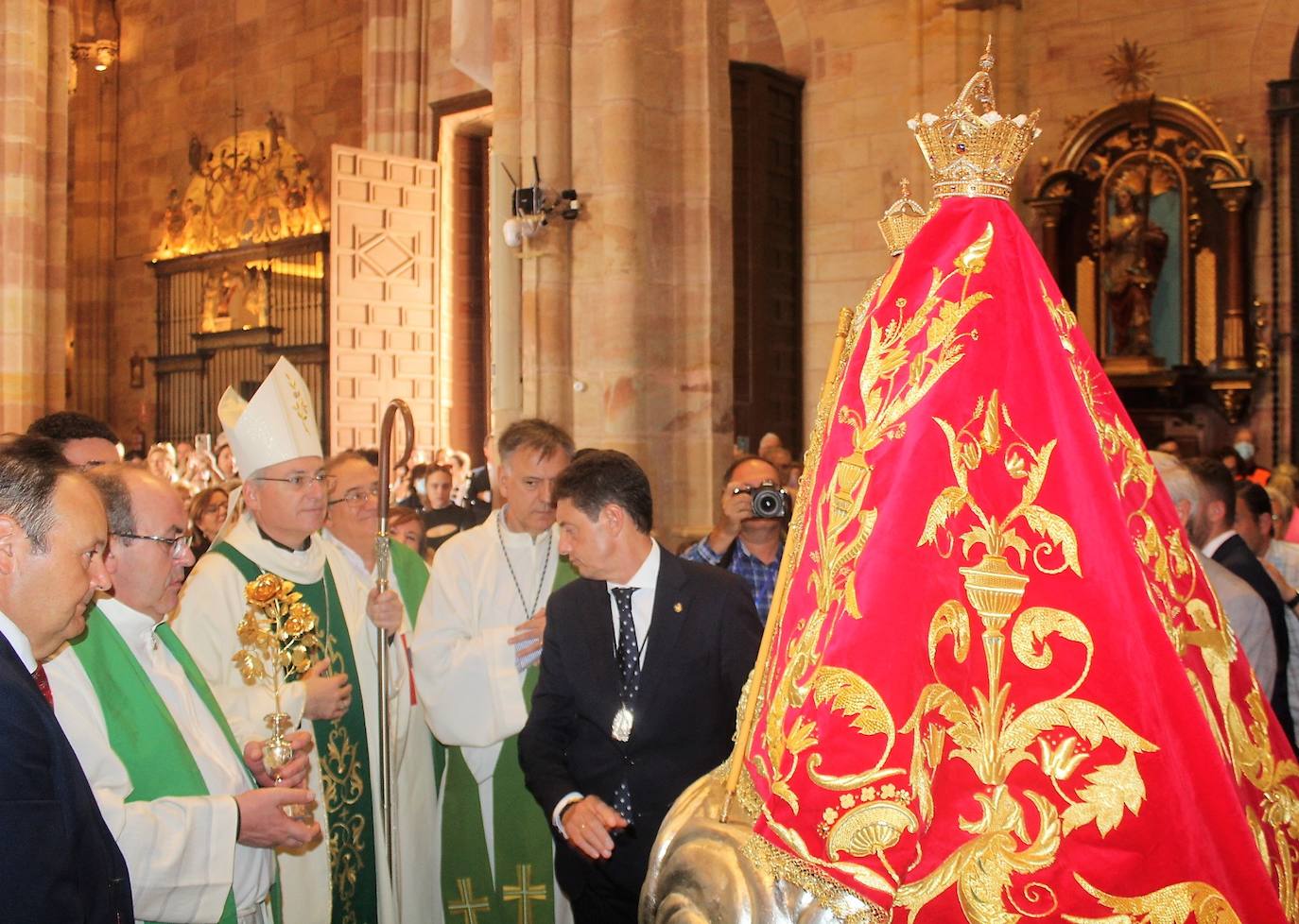 La Virgen de la Cabeza se acerca a sus 'joyas y sus tesoros'