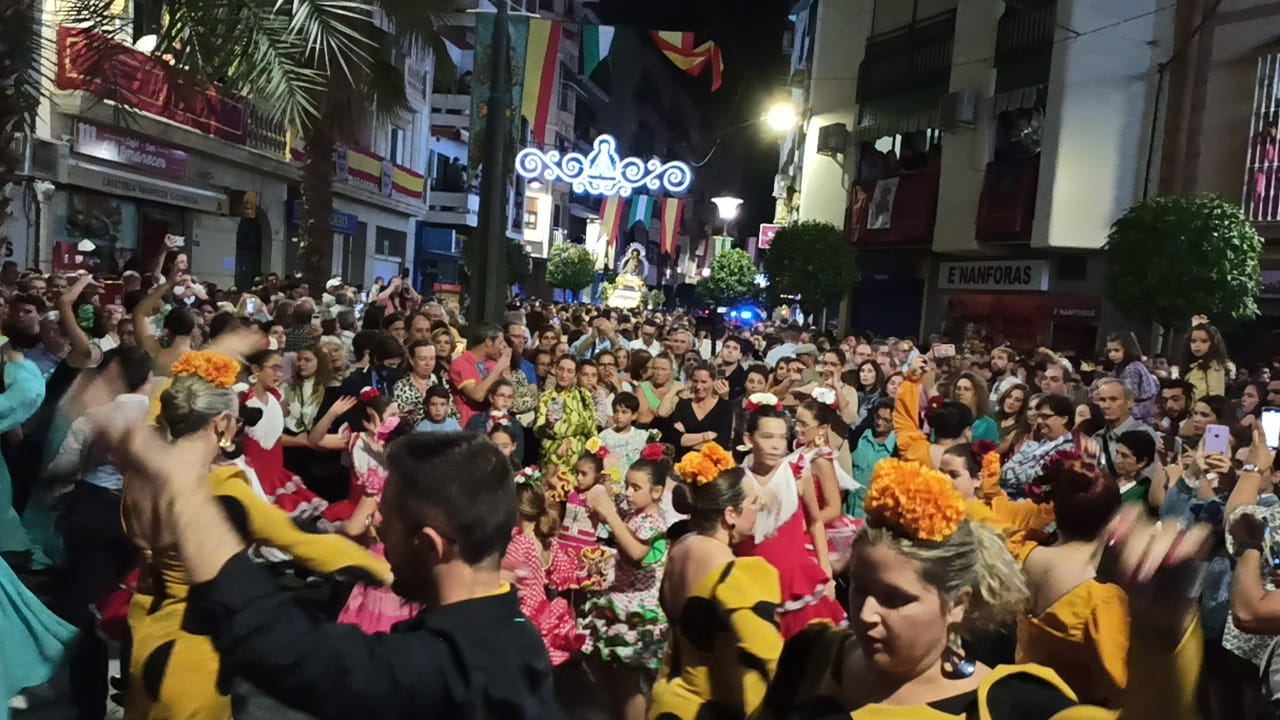 La devoción se torna en bailes y fandangos