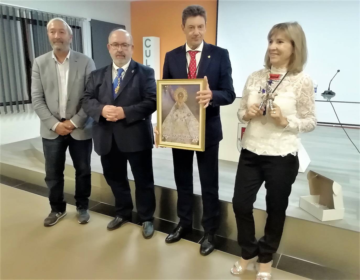 Lucas García, Enrique Gómez, Manuel Vázquez (con un cuadro de la Virgen de la Cabeza de Zújar) y Encarnación Sánche con el pitico de barro 