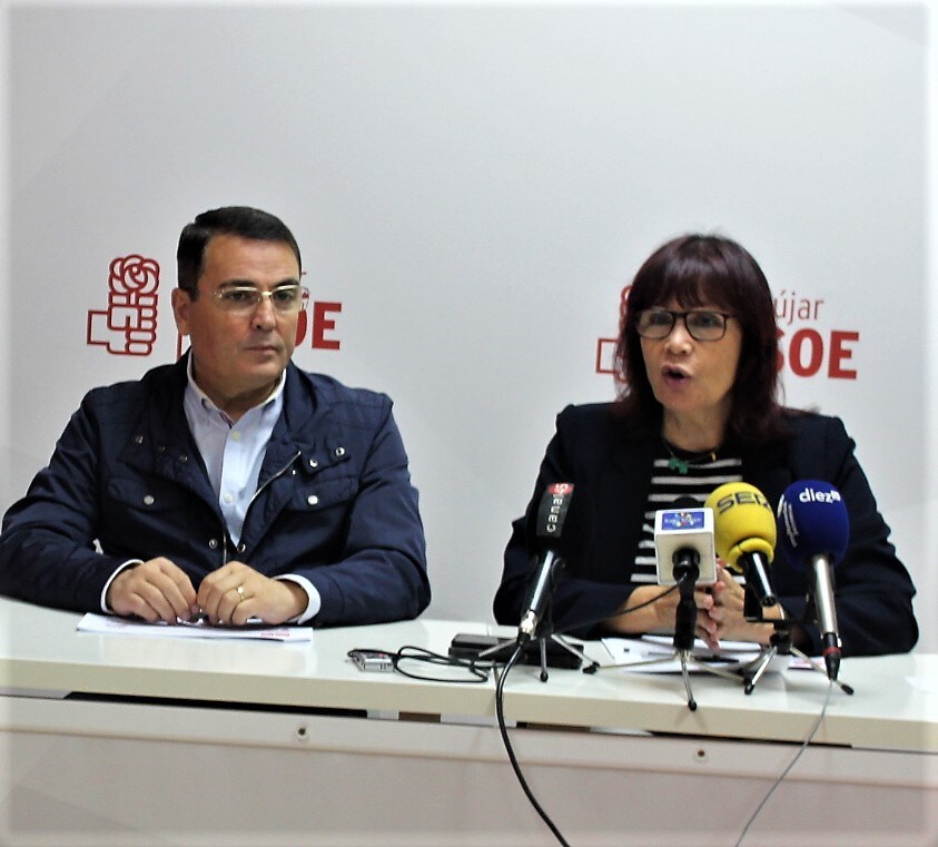 Pedro Luis Rodríguez y Micaela Navarro esta mañana en la sede del PSOE de Andújar. 