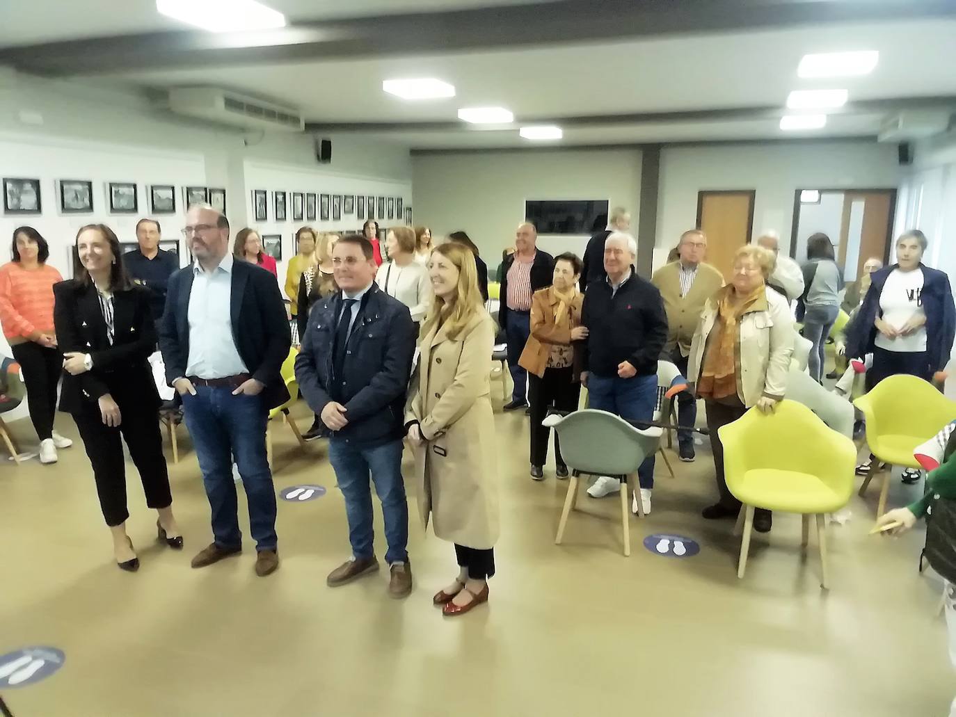 Marta Torres, Felipe Serrano, Pedro Luis Rodríguez y Alma Cámara con los participantes ayer en la inauguración. 