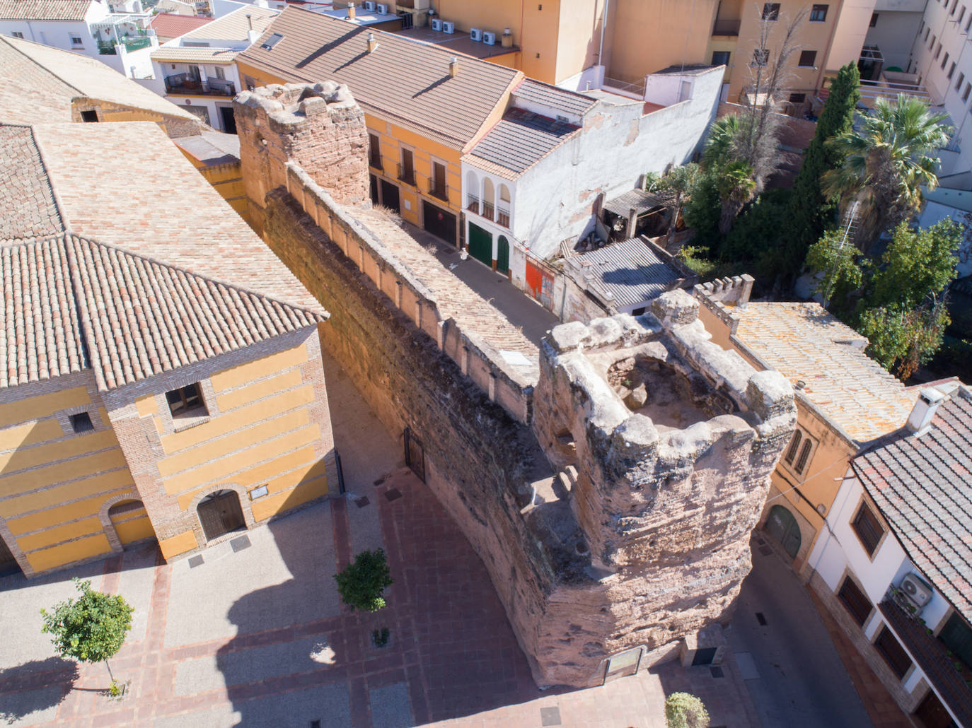 La Consejería de Turismo, Cultura y Deporte inicia las obras de conservación de dos torreones y lienzo de la muralla de Andújar