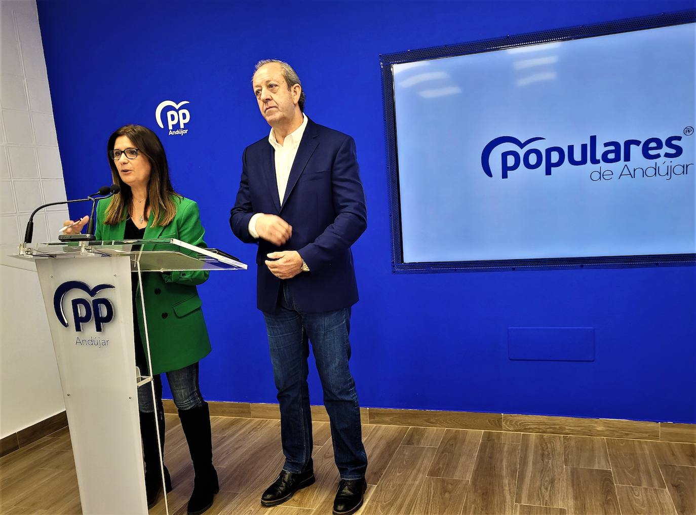 Auxi del Olmo y Francisco Carmona, ayer en la sede del PP. 