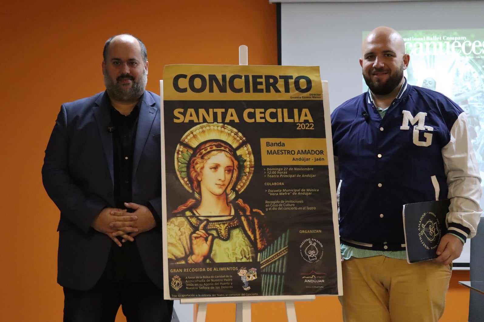 Juan Francisco Cazalilla y Fernando López, presidente de la Agrupación Musical Maestro Amador, presentan el cartel. 