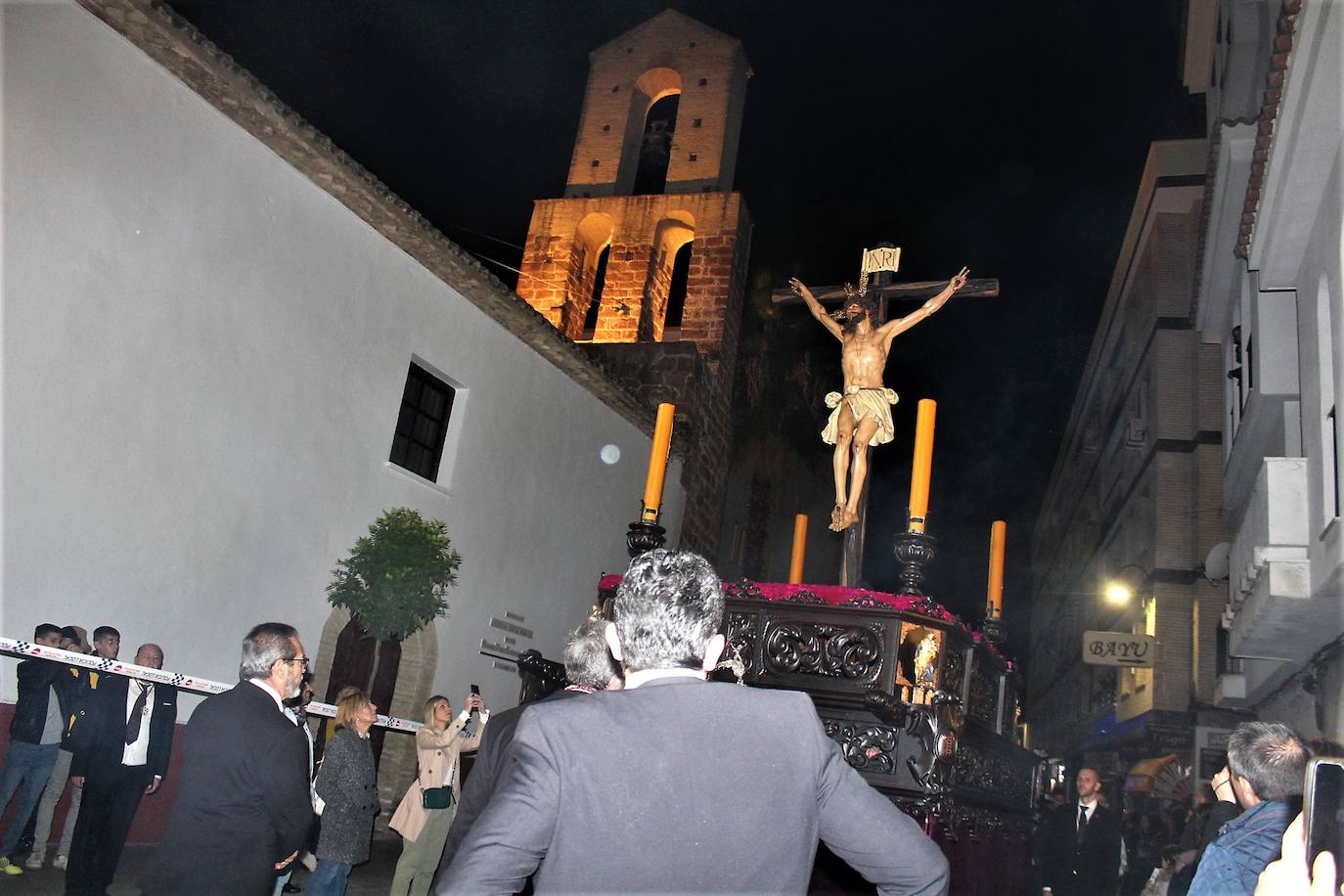 Paso de la imagen por la antigua iglesia de Santa Marina. 