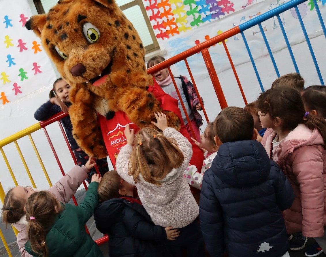 Esolares del colegio Capitán Cortés disfrutan con la mascota del lince.