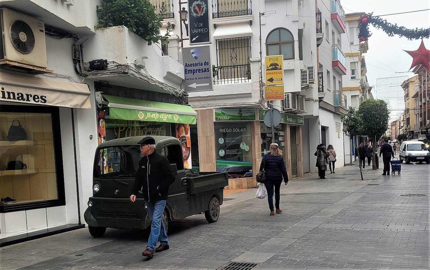 Comercios en la calle Doctor Montoro de la ciudad. 