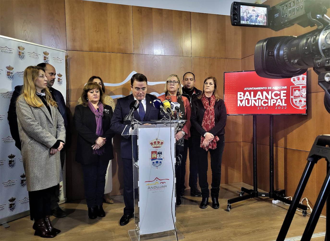 El alcalde y los ediles del gobierno, ayer en su balance navideño ante la prensa. 