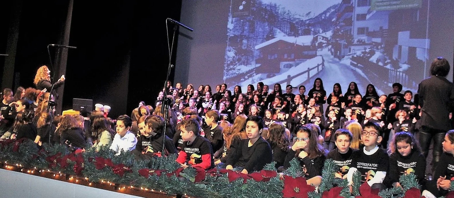 El profesorado y los jóvenes estudiantes, durante el concierto benéfico del pasado día 21 de diciembre en el Teatro Principal. 