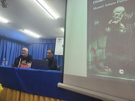 Manuel Amaro y Miguel Ángel Cáceres posan con el libro.