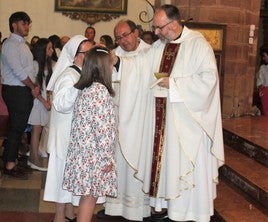 Montesinos con el provicario general en las últimas confirmaciones en San Miguel.