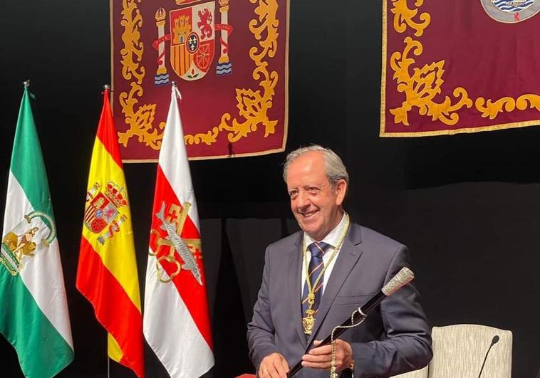 Carmona posa con el bastón del alcalde.