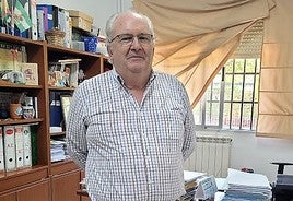 Toribio en su despacho del IES Sierra Morena.