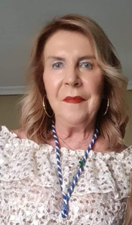 Isabel Moya con la medalla de cofrade.