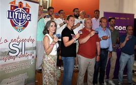 Autoridades y directiva posan con los carnés de la presente temporada.