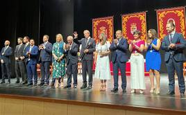 Ediles del gobierno con Jesús Estrella y Paco Carmona, en la sesión de investidura.