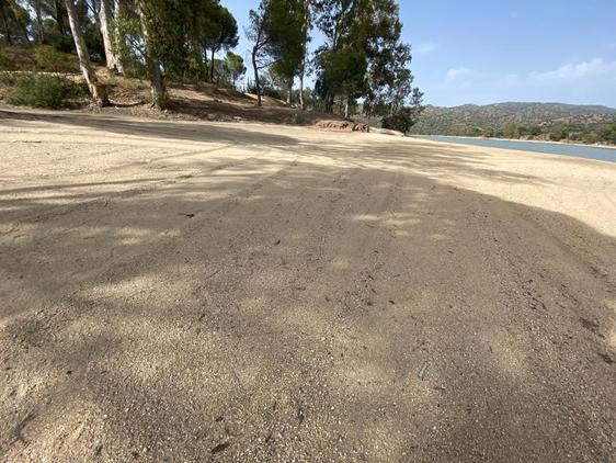 La zona del Encinarejo se acicala para recibir a sus bañistas