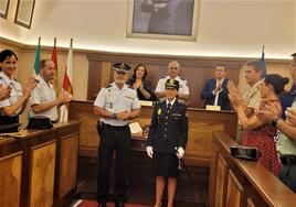 María Dolores Regidor con el bastón de mando junto al jefe provincial