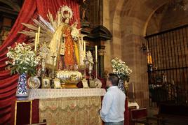 La primitiva Virgen del Carmen está expuesta en el altar.