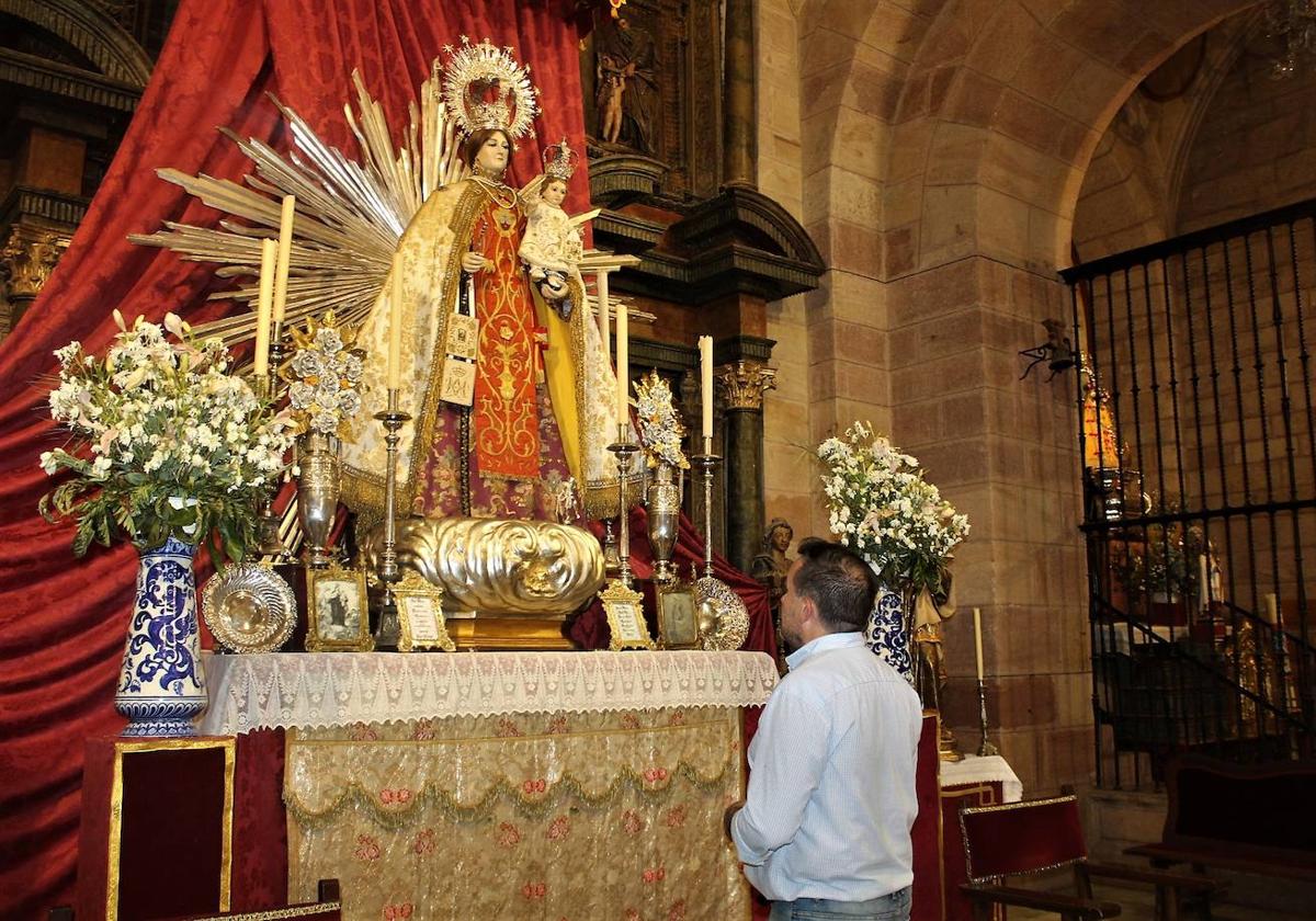 La primitiva Virgen del Carmen está expuesta en el altar.
