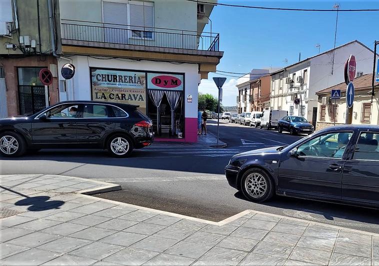 Circulación en la remozada calle de Miguel Estepa.