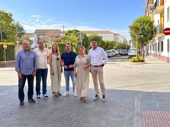 Integrantes del grupo socialista en la calle.