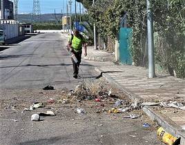 Un operario acaba con la suciedad.