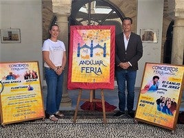 María José Fuentes y Antonio Torres posan con los carteles.