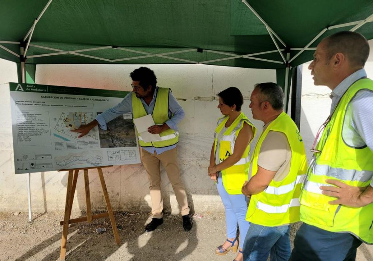 Aranda durate la visita a las obras esta mañana.