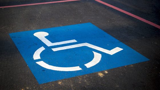 Denunciado por aparcar indebidamente en zona para personas con movilidad reducida