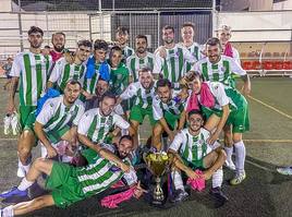 Los jugadores posan con la copa de campeones.