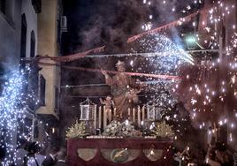 San Bartolomé en medio de un juego pirotécnico durante la procesión.