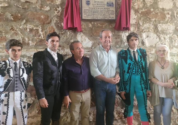 Manuel Román, Diego Ventura, Antonio Sáez, Paco Carmona y Castella ante la placa del 125 aniversario.