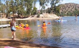 Los estudiantes europeos durante una de las rutas en kayac por el embalse del Encinarejo.