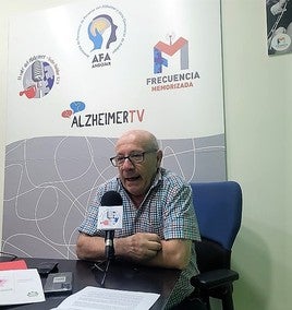 Antonio Porras en los estudios de la radio y televisión del colectivo.