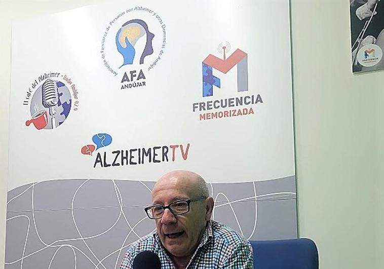Antonio Porras en los estudios de la radio y televisión del colectivo.