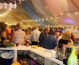 Ambiiente en la caseta del PP durante la Feria.