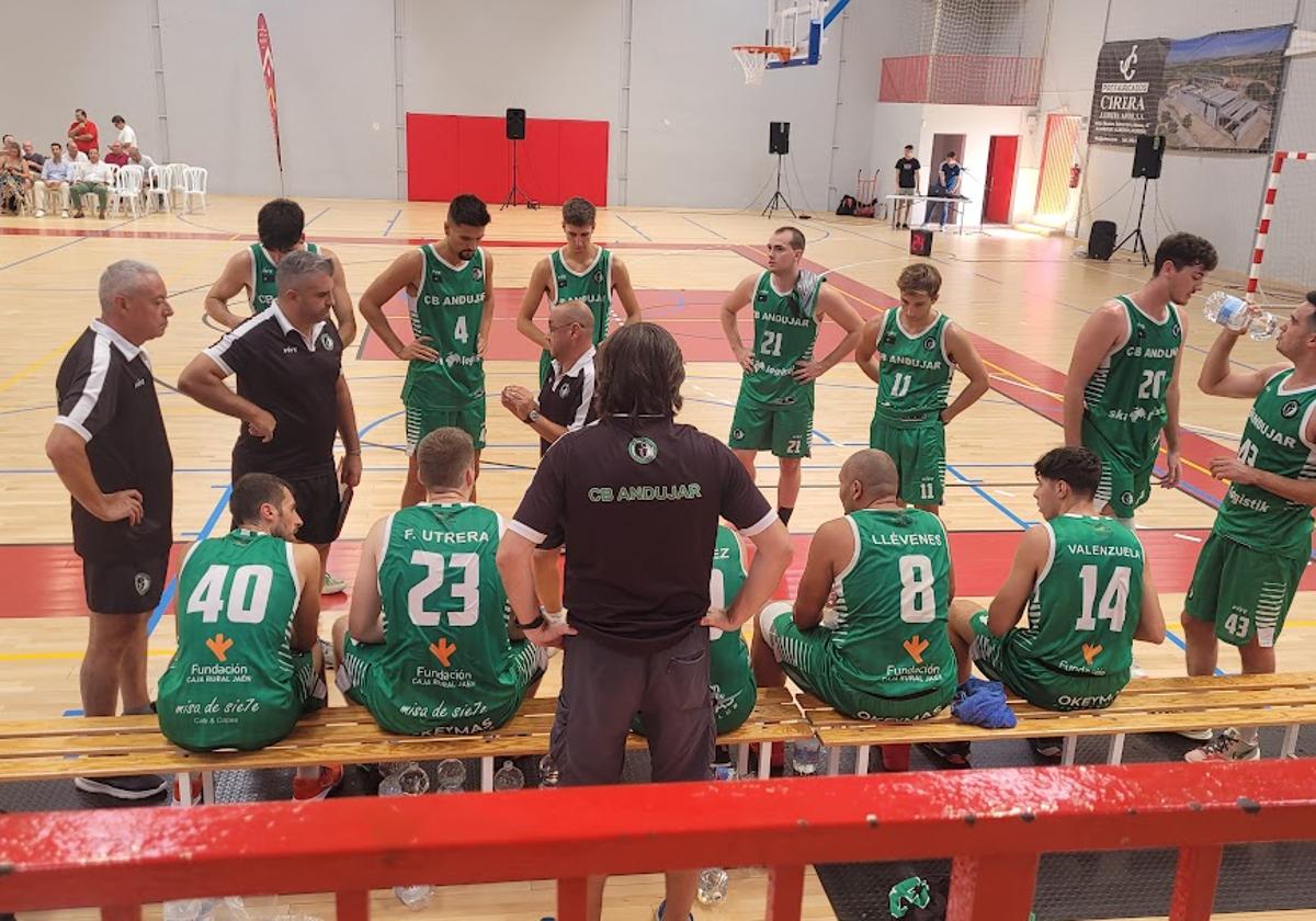 El técnico Nacho Criado da instrucciones en un partido de pretemporada.