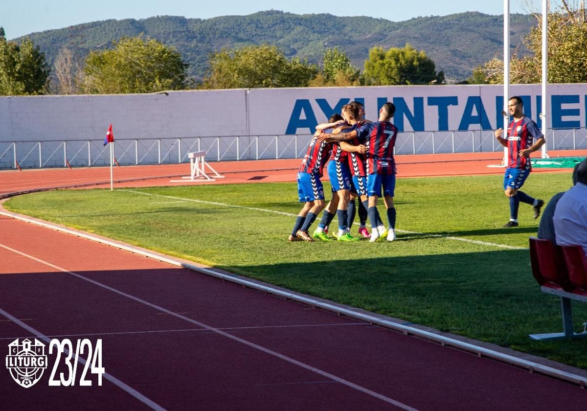 Los jugadores del Iliturgi celebran el primer gol de Javi Blanco.