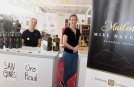 Los productos agroalimentarios de calidad de la zona se muestran en la feria.