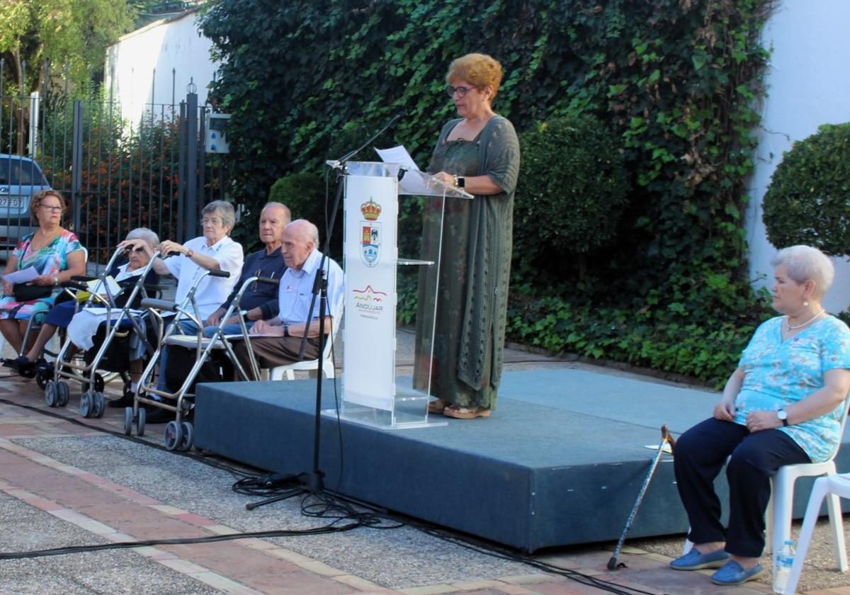 Lectura de manifiestos y poesías por parte de los mayores.